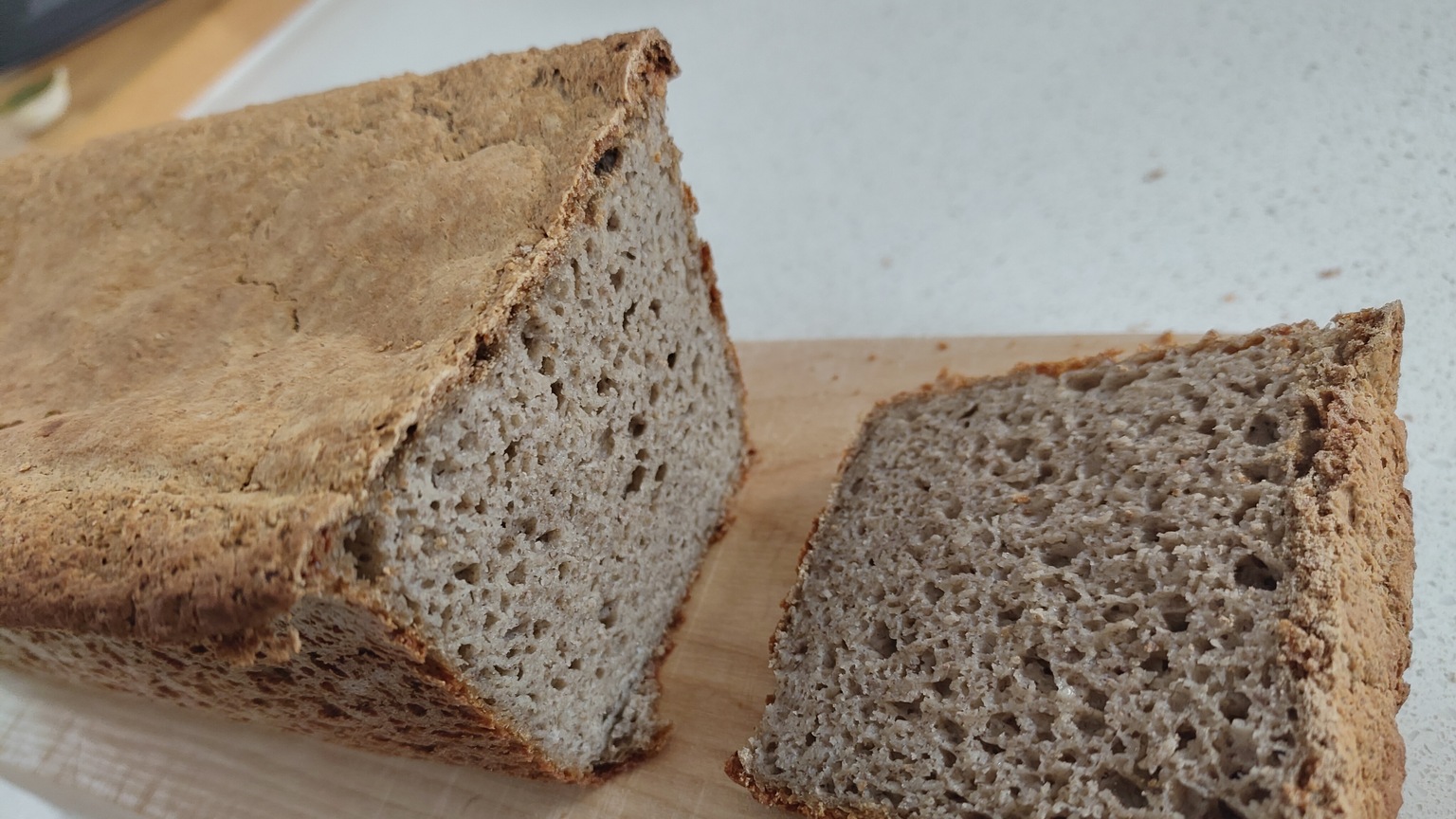 un pain fraîchement cuit